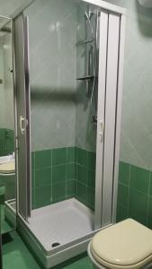 y baño con ducha, aseo y lavamanos. en Napolì B&B, en Nápoles