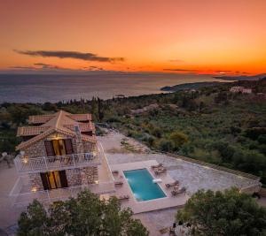 uma vista aérea de uma casa com piscina em Villa Foteini em Skinária