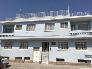 een wit gebouw met veel ramen bij Hotel Fundadores Torreón in Torreón