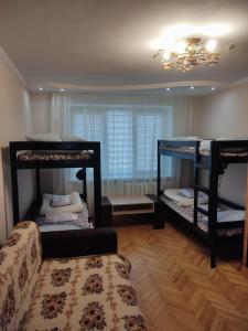 um quarto com 2 beliches e um lustre em Тисовець квартира em Tysovets