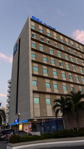 un gran edificio con un cartel encima en ibis budget Barranquilla, en Barranquilla