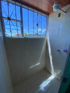 パイパにあるHotel Villa Stella "Apartamentos y habitaciones"のバスルーム(シャワー、窓付) +13枚の写真