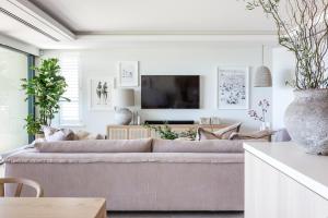 un soggiorno con divano e TV di Noosa Court Apartment 4, Noosa Heads a Noosa Heads