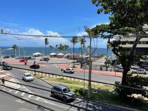 a highway with cars driving down a road near the ocean at SALVADOR Ondina 3 quartos frente praia in Salvador
