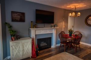 Μια τηλεόραση ή/και κέντρο ψυχαγωγίας στο Gatlinburg Chateau Condo 301