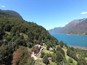 PueloBarraco Lodge的享有高山和湖泊的空中景致