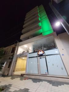 ein Gebäude mit einem Neonschild an der Seite in der Unterkunft Río tercero departamento in Río Tercero