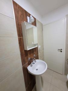 ein Badezimmer mit Waschbecken und Spiegel in der Unterkunft Río tercero departamento in Río Tercero