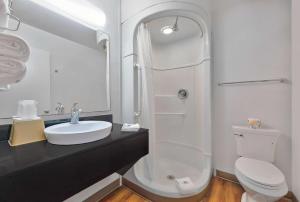 Baño blanco con lavabo y aseo en Motel 6-Columbus, GA, en Columbus