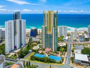una vista aerea di una città e dell'oceano di Resort style 3br unit w/ huge entertainers balcony a Gold Coast