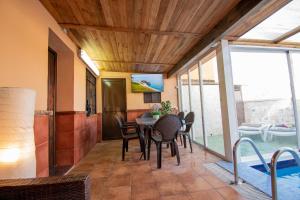 a dining room with a table and chairs at VILLA ELISABETH Piscina y Terraza con Aire Acondicionado in Arriate