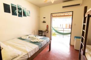 Rúm í herbergi á Surfcamp Arara
