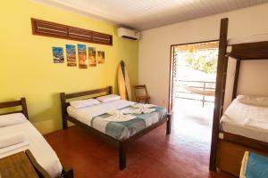 Giường trong phòng chung tại Surfcamp Arara