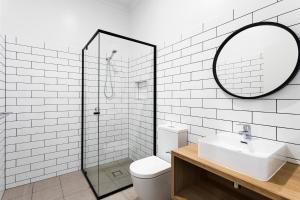 W łazience znajduje się toaleta, umywalka i lustro. w obiekcie Grand Terminus Hotel w mieście Bairnsdale