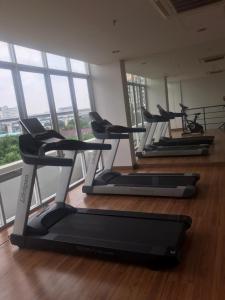 Das Fitnesscenter und/oder die Fitnesseinrichtungen in der Unterkunft Thamrin district Relaxing studio room