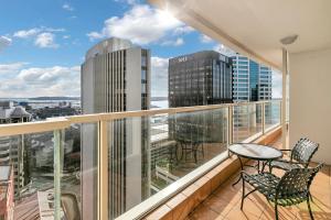 d'un balcon avec une table et des chaises offrant une vue sur la ville. dans l'établissement QV Heart of City Stunning View with Parking - 1015, à Auckland