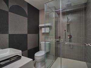 バンコクにあるザ クォーター オンヌット バイ UHGのバスルーム(トイレ、ガラス張りのシャワー付)