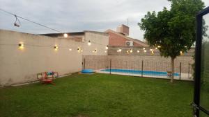 une cour avec une piscine et une clôture éclairée dans l'établissement La casita, à Yerba Buena