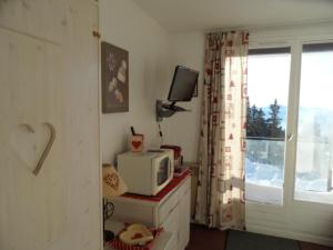 Habitación con microondas en una encimera con ventana en Studio Chamrousse, 1 pièce, 4 personnes - FR-1-340-253 en Chamrousse