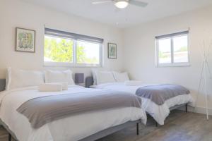 En eller flere senge i et værelse på MIAMI PARADISE