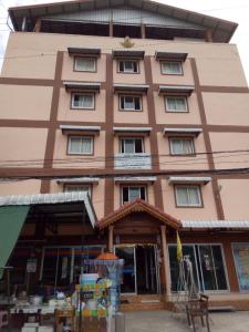 um edifício com uma loja em frente em Baan Yuyuen em Pathum Thani