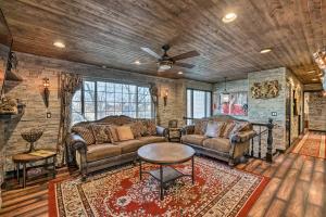 Una sala de estar con dos sofás y una mesa. en Medieval-Themed Home with Large Jacuzzi and Theater!, en Taylorsville