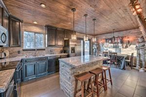 Una cocina con muebles de madera y una barra con taburetes. en Medieval-Themed Home with Large Jacuzzi and Theater!, en Taylorsville