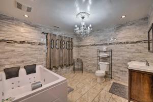 Un baño con bañera, inodoro y lavabo. en Medieval-Themed Home with Large Jacuzzi and Theater!, en Taylorsville 21 fotos más