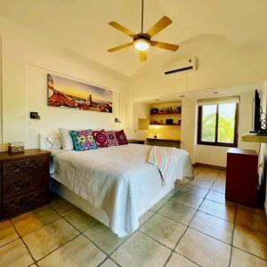 una camera con letto e ventilatore a soffitto di Beach Access, Sleeps 9 Adults, Private Heated Pool, Boat Dock, Villa Calaveras a Nuevo Vallarta