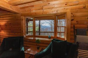 Posezení v ubytování Treetops Cabin easy to Asheville with fast wifi and great view