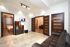 Malibu في يريفان: غرفة معيشة مع أريكة وغرفة نوم