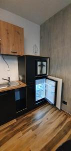 eine leere Küche mit Kühlschrank und Spüle in der Unterkunft Fashion Villa in Bad Nauheim