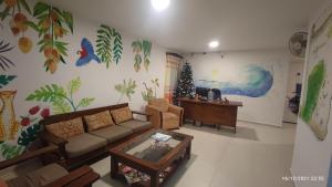 uma sala de estar com um sofá e uma mesa em Punta Sam em Cancún