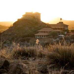 uma casa sentada no topo de uma colina em Karivo em Windhoek