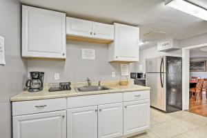 een keuken met witte kasten en een roestvrijstalen koelkast bij Cozy Bel Air Home - Walk to Main Street Shops in Bel Air