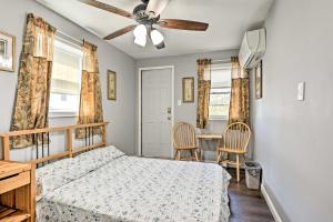 A bed or beds in a room at Cozy Bel Air Home - Walk to Main Street Shops
