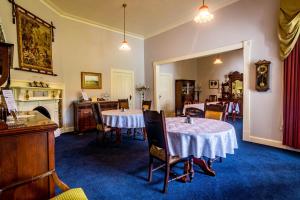 d'une salle à manger avec une table et des chaises. dans l'établissement Heytesbury House, à Cobden