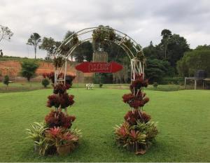 Vimannam Resort外面的花园