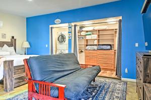 Zona de estar de Albuquerque Studio with Shared Pool and Fire Pit!