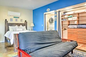 Una cocina o zona de cocina en Albuquerque Studio with Shared Pool and Fire Pit!