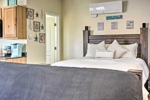 Cama o camas de una habitación en Albuquerque Studio with Shared Pool and Fire Pit!