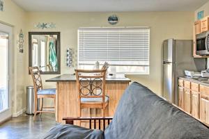 Una cocina o zona de cocina en Albuquerque Studio with Shared Pool and Fire Pit!