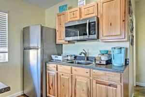 Una cocina o zona de cocina en Albuquerque Studio with Shared Pool and Fire Pit!