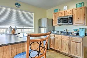 Una cocina o zona de cocina en Albuquerque Studio with Shared Pool and Fire Pit!