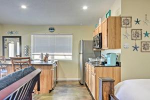 Una cocina o zona de cocina en Albuquerque Studio with Shared Pool and Fire Pit!