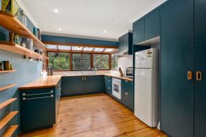 A kitchen or kitchenette at Cedar Cottage Nelson-2 Acre Retreat