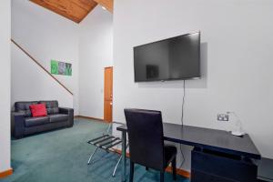 TV a/nebo společenská místnost v ubytování Riverside Hotel Marlborough