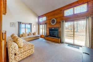 uma sala de estar com dois sofás e uma lareira em Shawnee Escape em East Stroudsburg