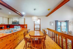 una cucina e una sala da pranzo con tavolo e sedie di Shawnee Escape a East Stroudsburg