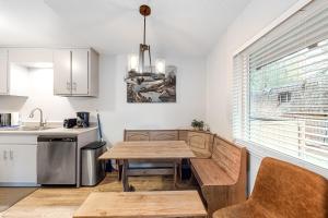 uma cozinha com uma mesa de madeira e uma sala de jantar em North Tahoe Nest em Incline Village
